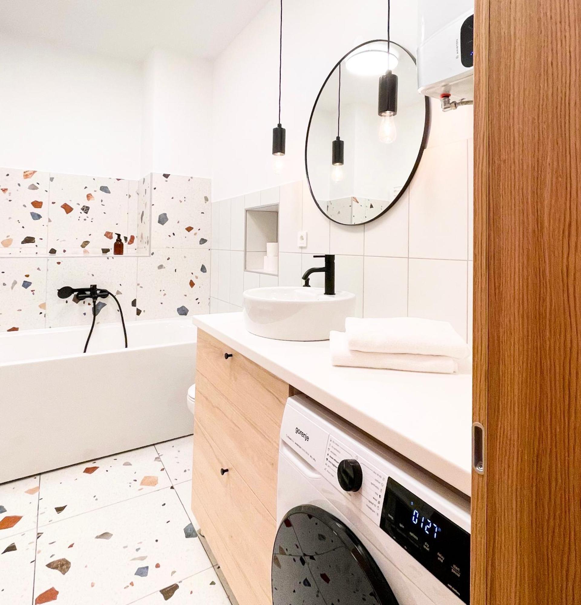 Aumetz Square Apartment Идрия Екстериор снимка